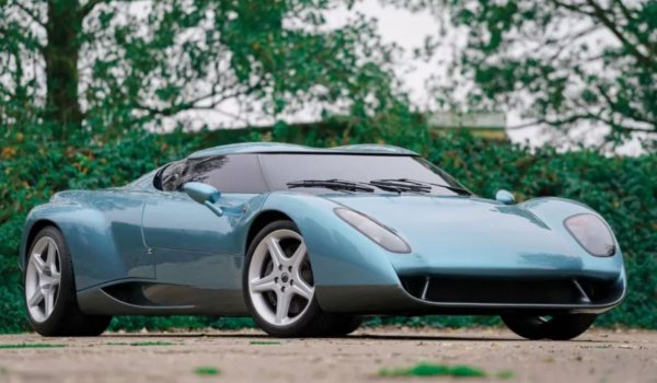 Представен на автомобилното изложение в Женева през 1996 г., Zagato Raptor е вълнуващ уникален автомобил, поръчан от швейцарския колекционер Ален Вики.
За да спести време и пари, Lamborghini прехвърля проекта на известните производители на каросерии Zagato , които са натоварени със задачата да създадат нова кола около шаси и задвижване на Diablo.
С помощта на иновативен компютърен софтуер автомобилът е проектиран само за четири месеца. Той е оборудван с напълно ново, вдъхновено от Miura, Zagato &bdquo; двойно балонно&ldquo; тяло, което изглежда по-скоро изваяно, отколкото произведено.
С V12 двигател с мощност 492 к.с. и система за задвижване на всички колела, заимствана от Diablo VT, Raptor е толкова прекрасен, че Lamborghini сериозно обмисля ограничено производство.
В крайна сметка това така и не се случва и уникалният автомобил остава притежание на Вики до 2000 г.
След това колата сменя собственика си няколко пъти, достигайки цена от 1 086 250 долара през 2019 г., последния път, когато минава през търг.
